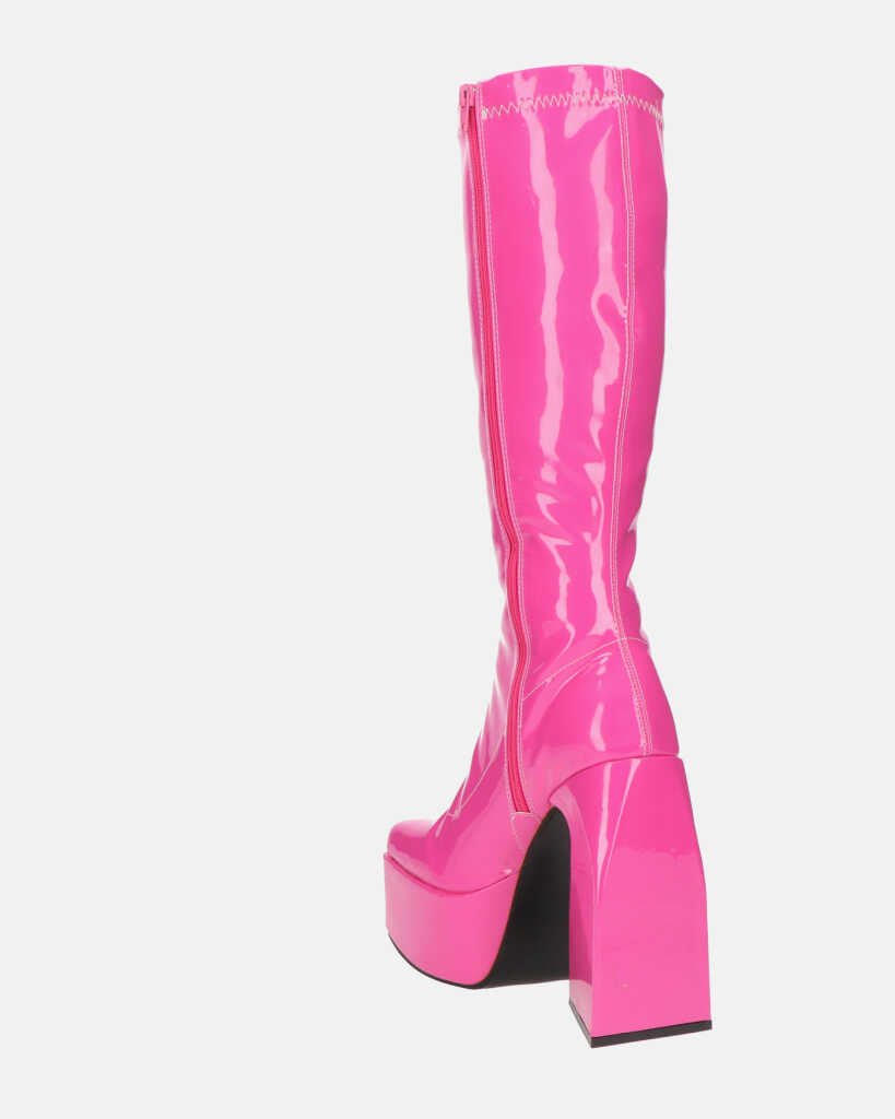 BECKA - stivali alti in glassy fucsia con cerniera e tacco squadrato