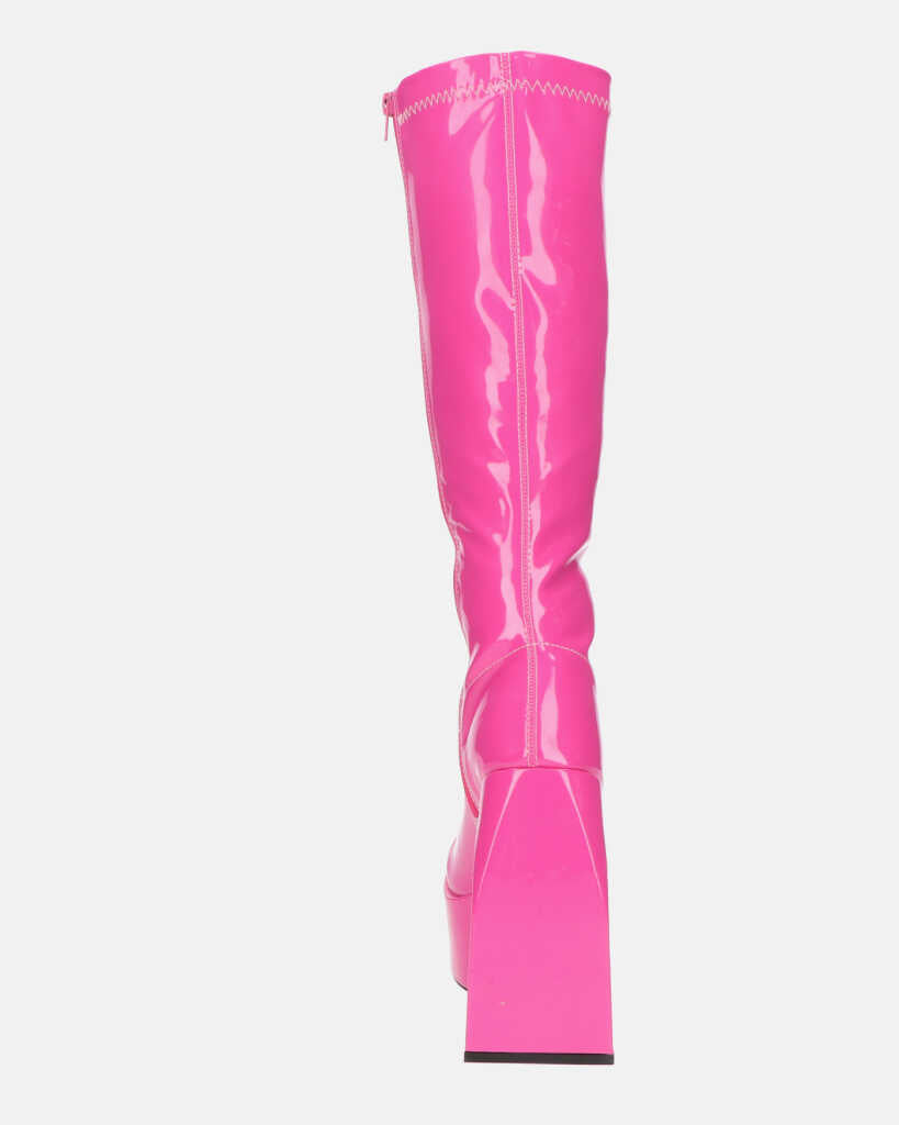 BECKA - stivali alti in glassy fucsia con cerniera e tacco squadrato