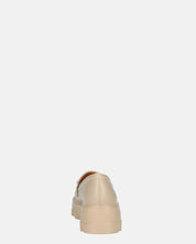 JOCASTA - mocassini beige con fibbia dorata